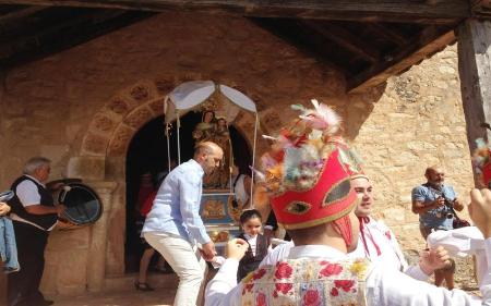 Imagen Los jóvenes de Valleruela de Pedraza volvieron a bailar ante la Virgen de la Amparo